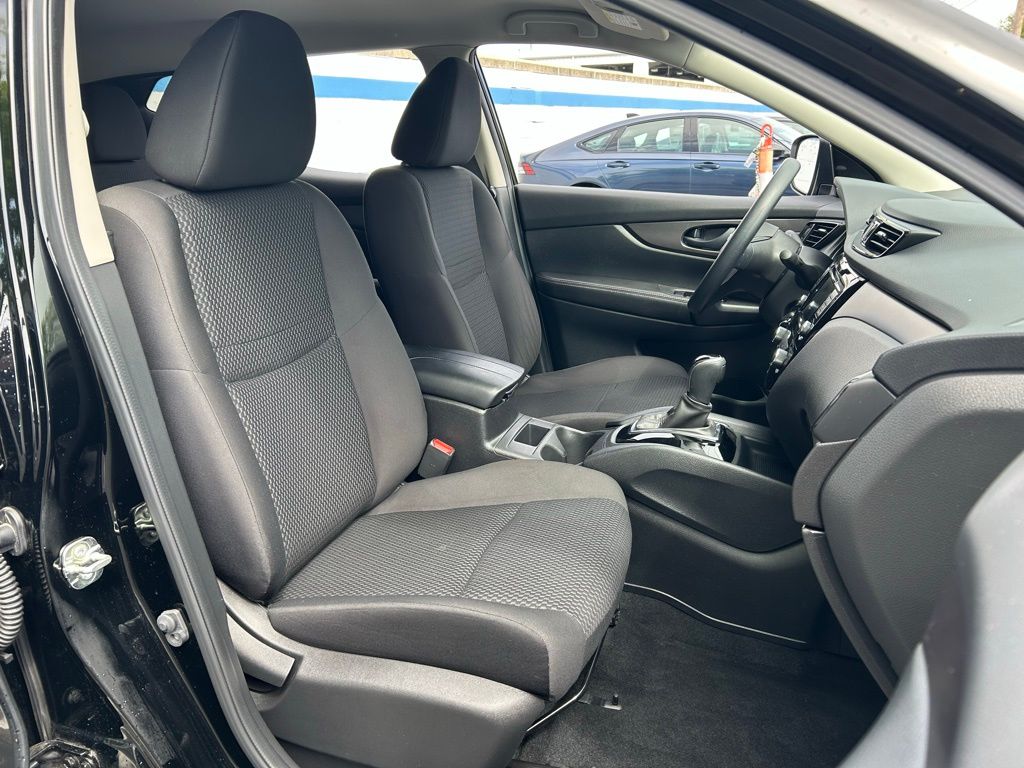 2022 Nissan Rogue Sport S 23
