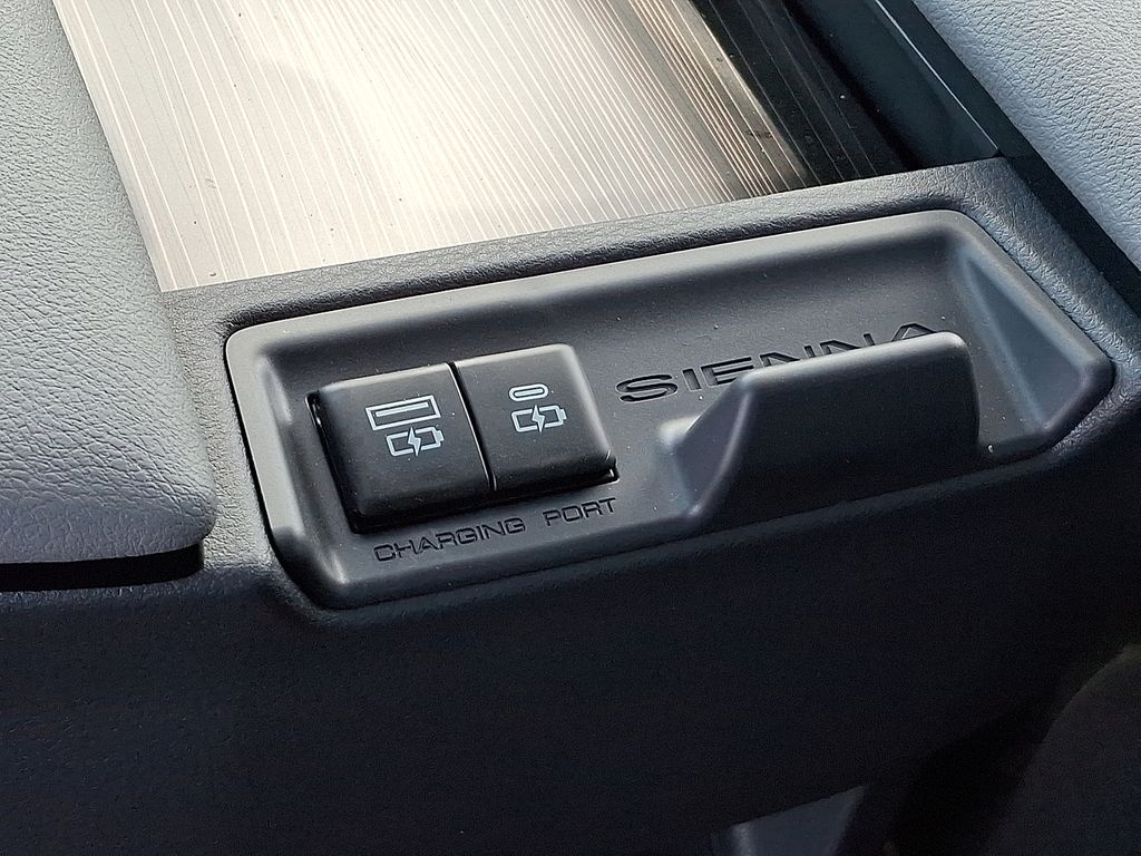 Thumbnail: 2022 Toyota Sienna - 13