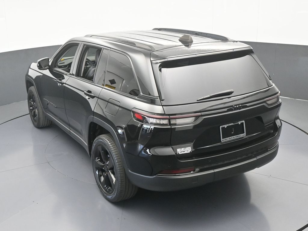 Used 2023 Diamond Black Crystal Pearlcoat Jeep Limited image 52