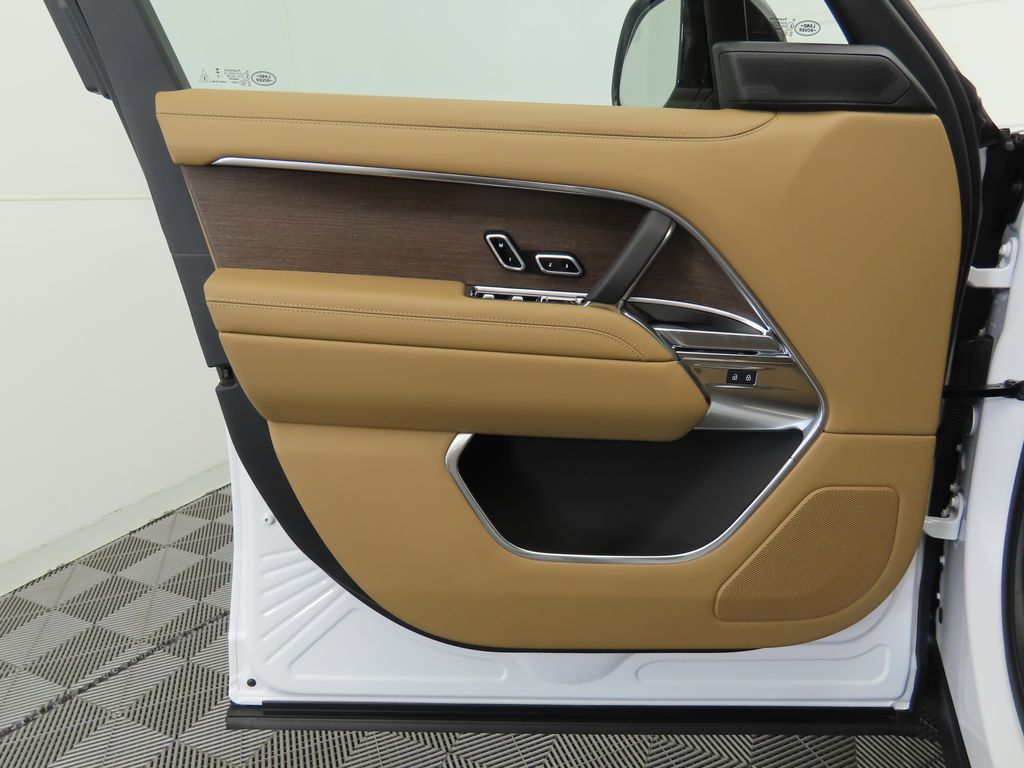 2025 Land Rover Range Rover SE 26