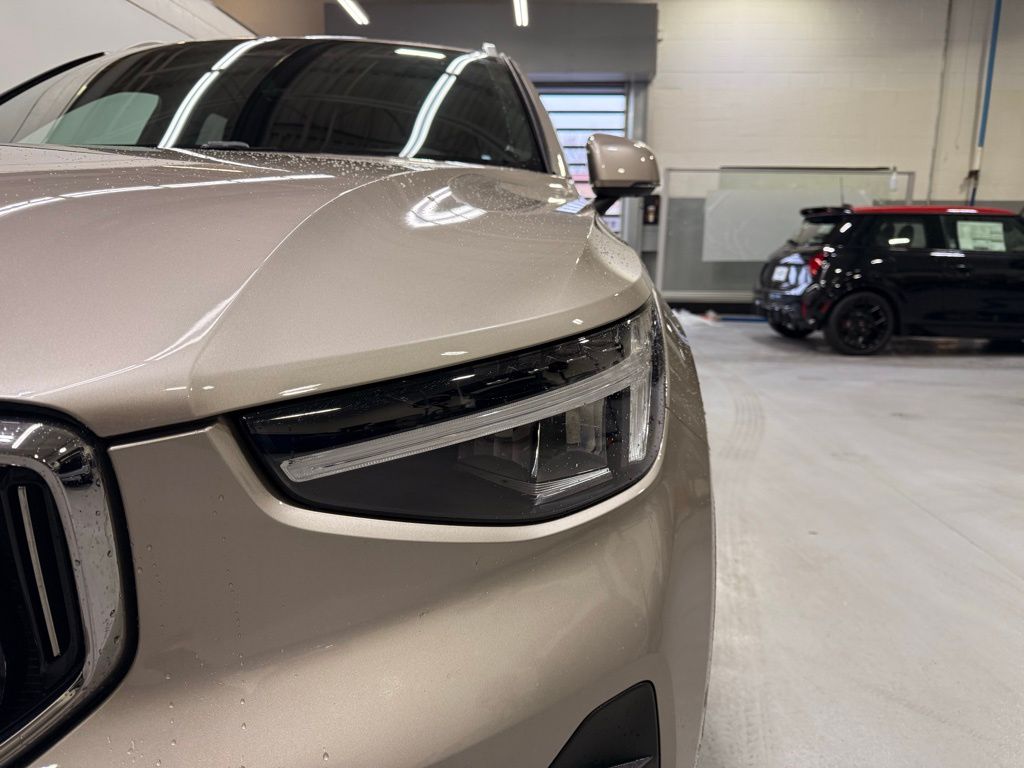 Thumbnail: 2024 Volvo XC40 - 9