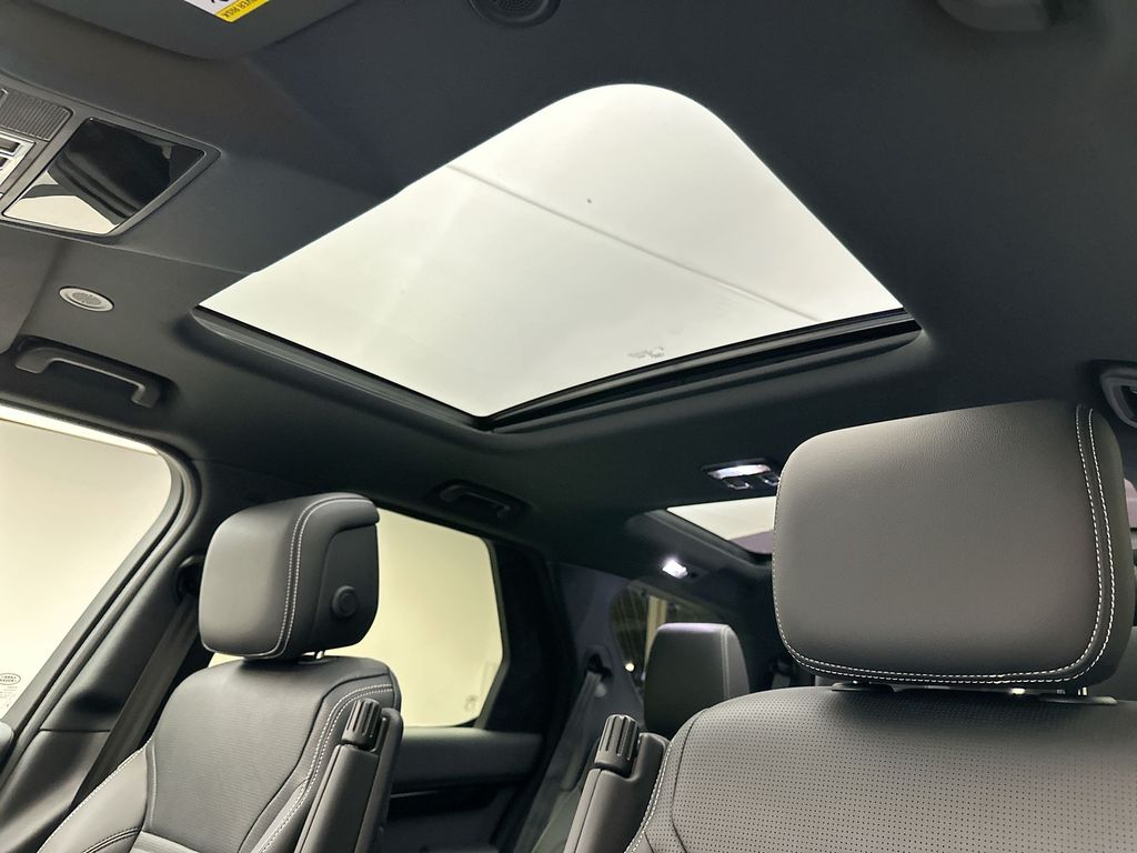 Thumbnail: 2025 Land Rover Discovery - 9