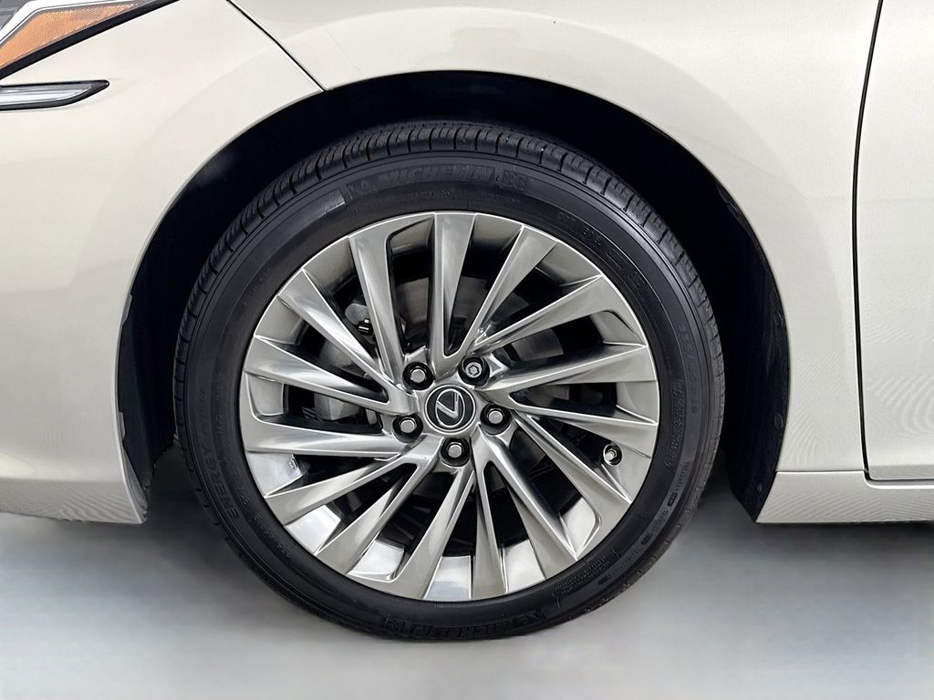 Thumbnail: 2019 Lexus ES - 32