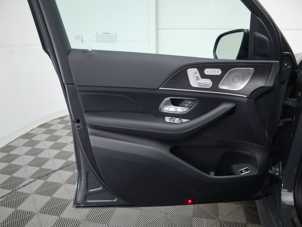 Thumbnail: 2026 Mercedes-Benz GLE - 26