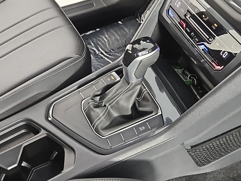 Thumbnail: 2023 Volkswagen Tiguan - 15