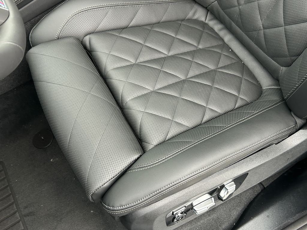 Thumbnail: 2026 BMW X7 - 15