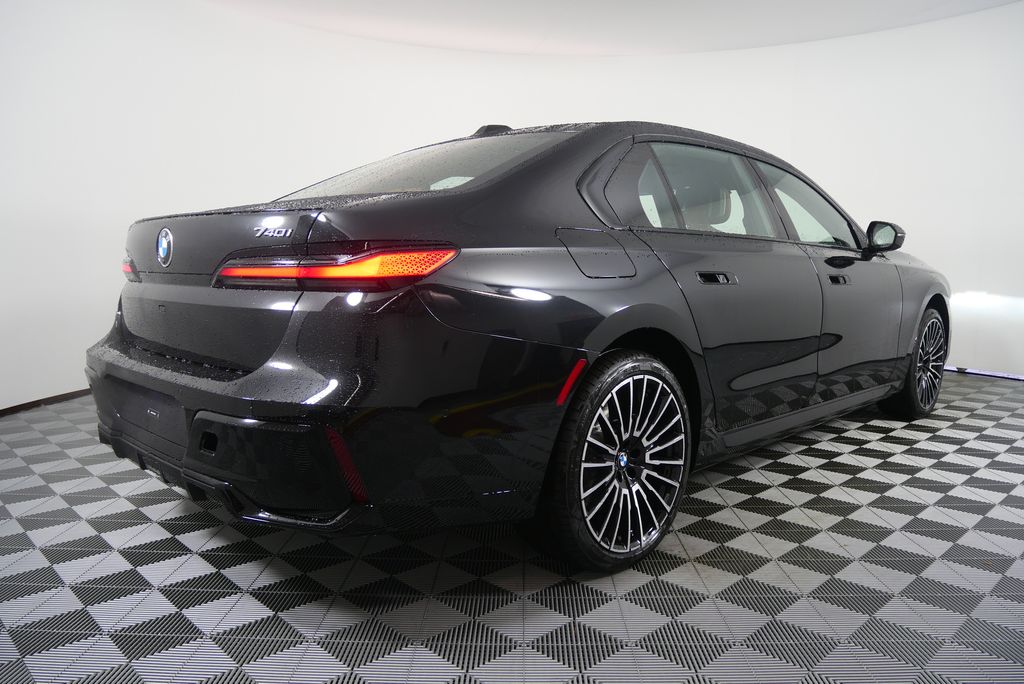 Thumbnail: 2026 BMW 7 Series - 3