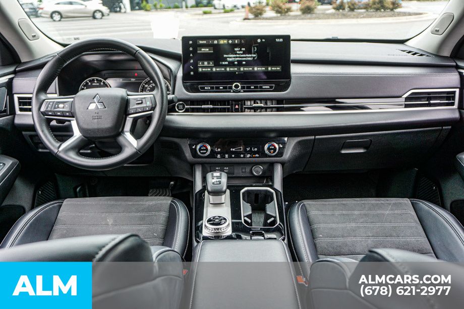 Used 2025 Silver Mitsubishi SE image 28