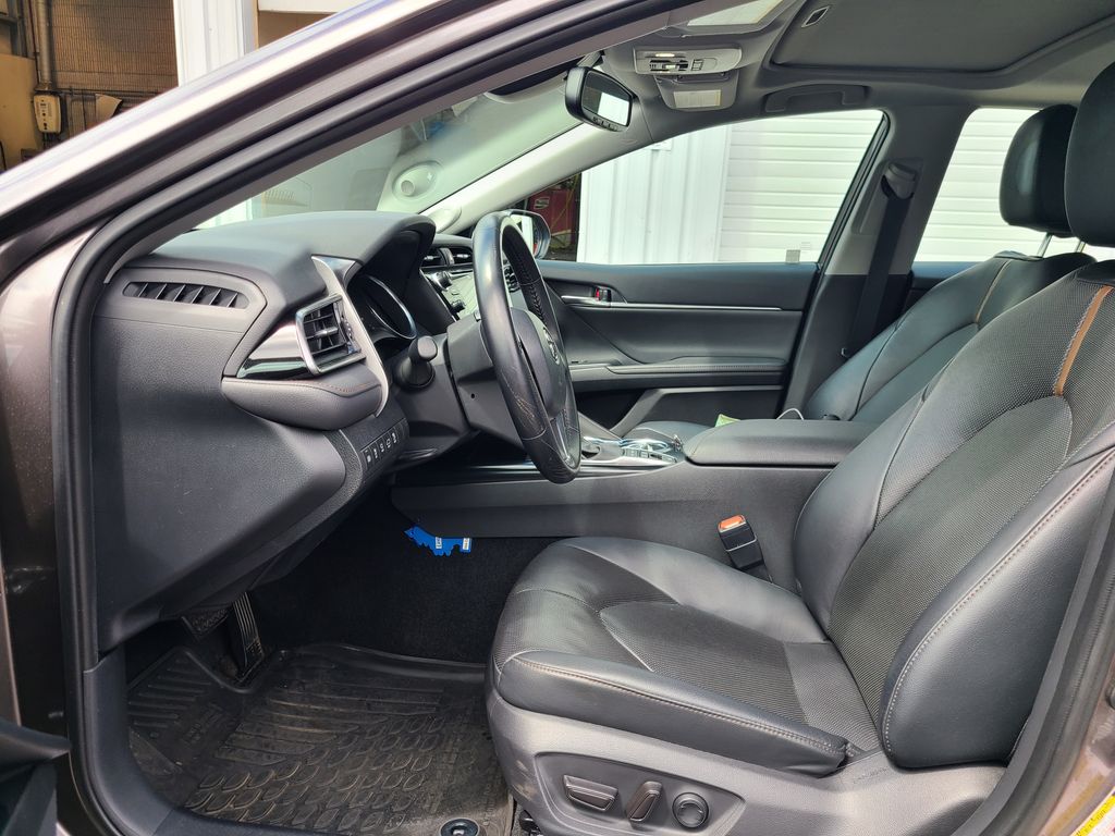 2020 Toyota Camry Hybrid XLE