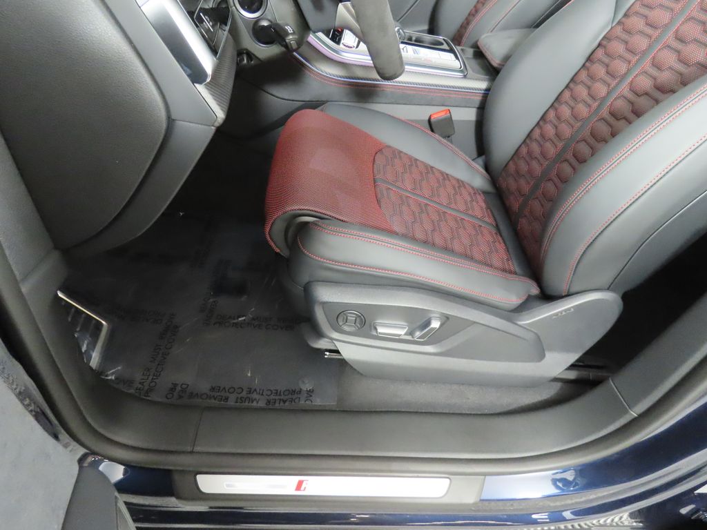 Thumbnail: 2026 Audi RS Q8 - 32