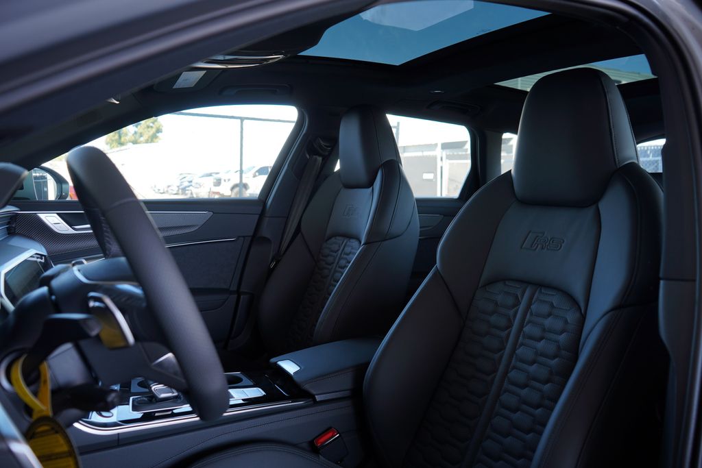 Thumbnail: 2025 Audi RS 6 - 8