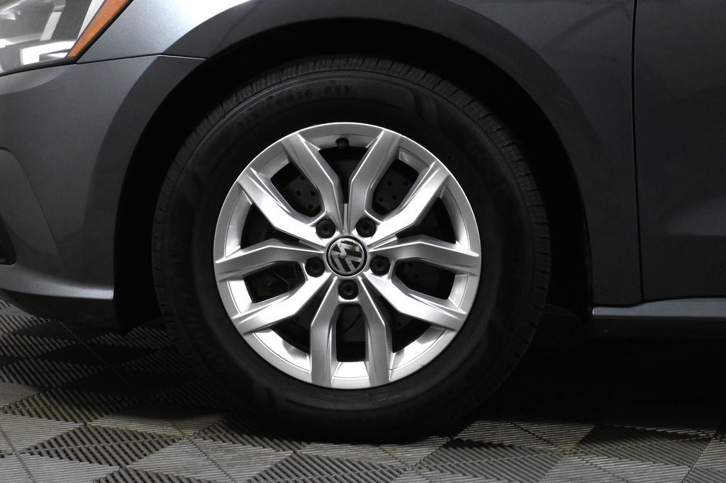 Thumbnail: 2018 Volkswagen Passat - 13