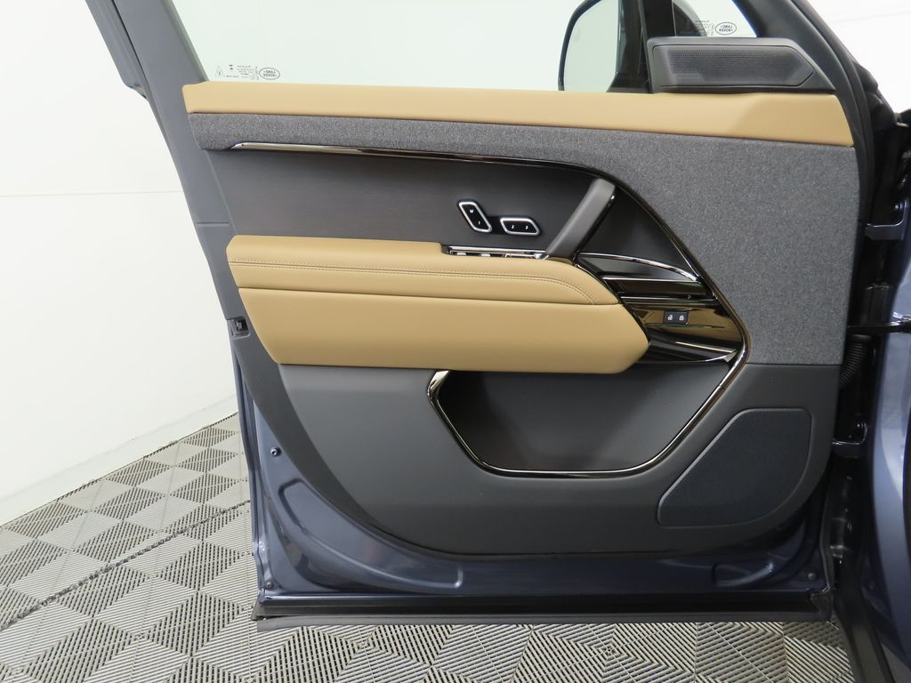 Thumbnail: 2025 Land Rover Range Rover Sport - 25