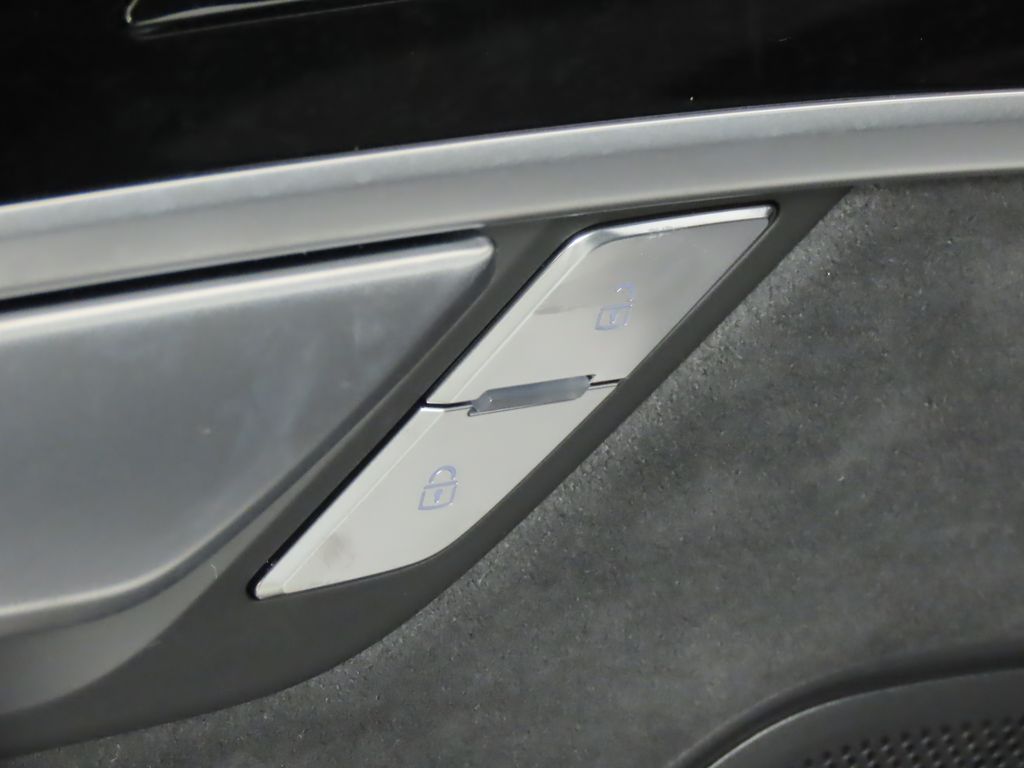 Thumbnail: 2025 Audi A8 - 30