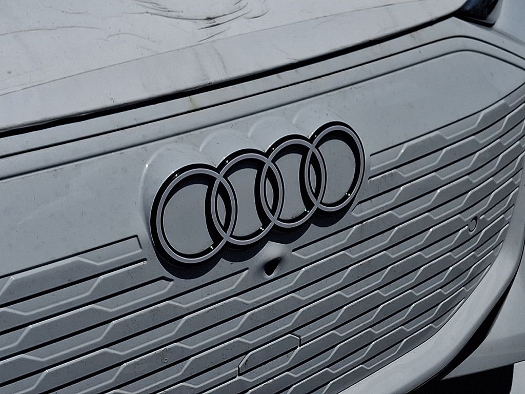 Thumbnail: 2025 Audi Q6 e-tron - 4