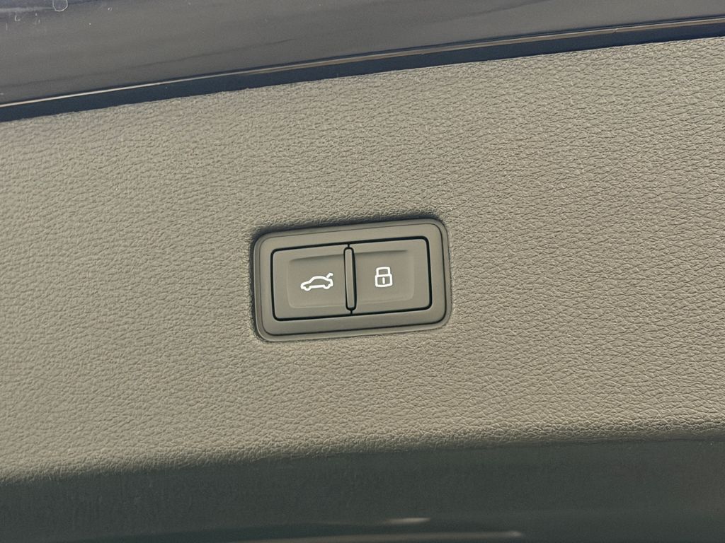 Thumbnail: 2026 Audi SQ8 - 15
