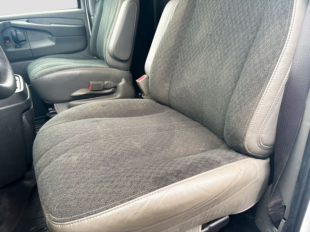 Used 2025 White Chevrolet Work Van image 18