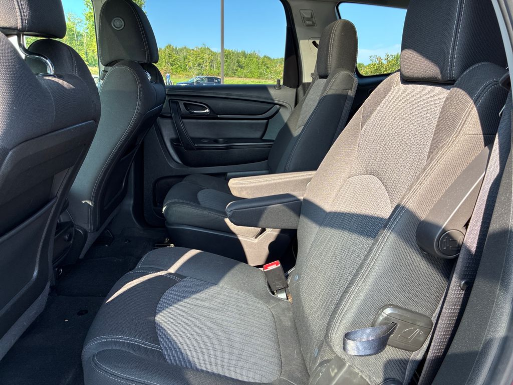 2017 Chevrolet Traverse LT - 11