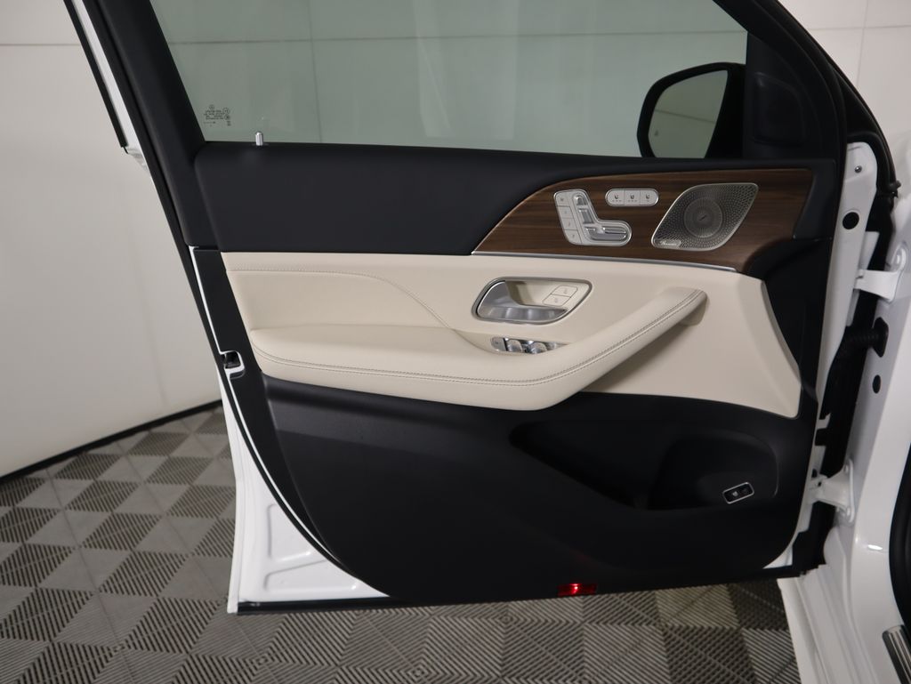 Thumbnail: 2026 Mercedes-Benz GLE - 26