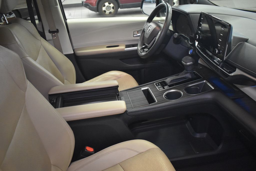 Thumbnail: 2022 Toyota Sienna - 28