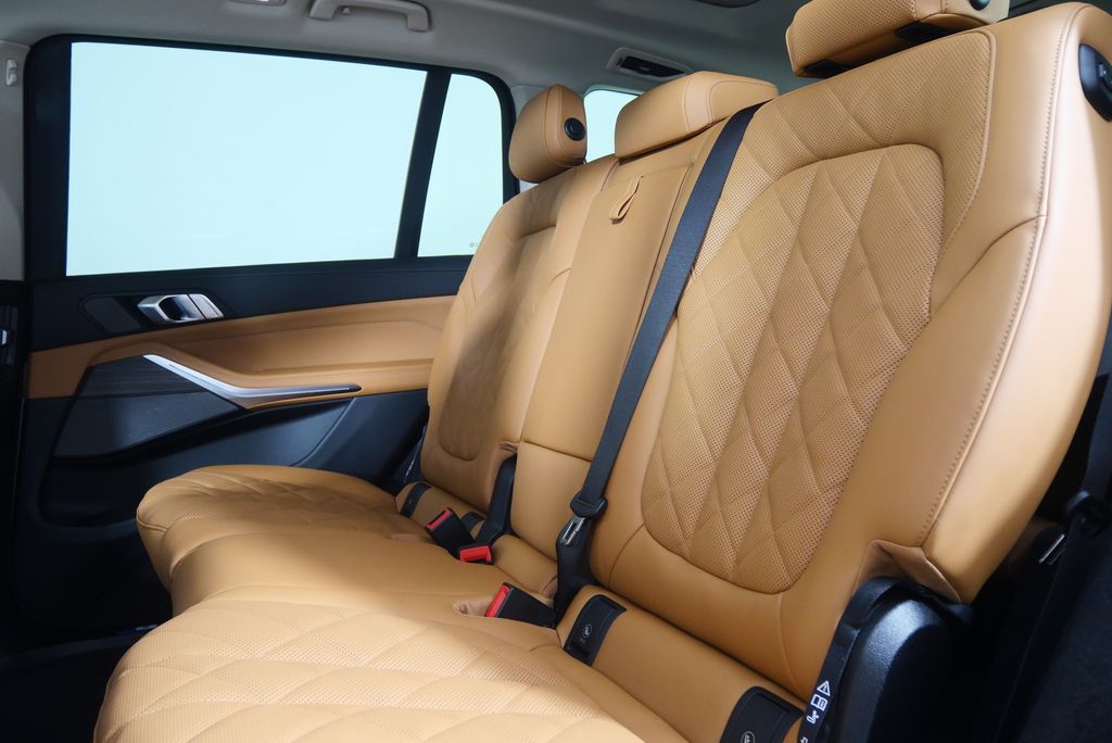 Thumbnail: 2026 BMW X7 - 16