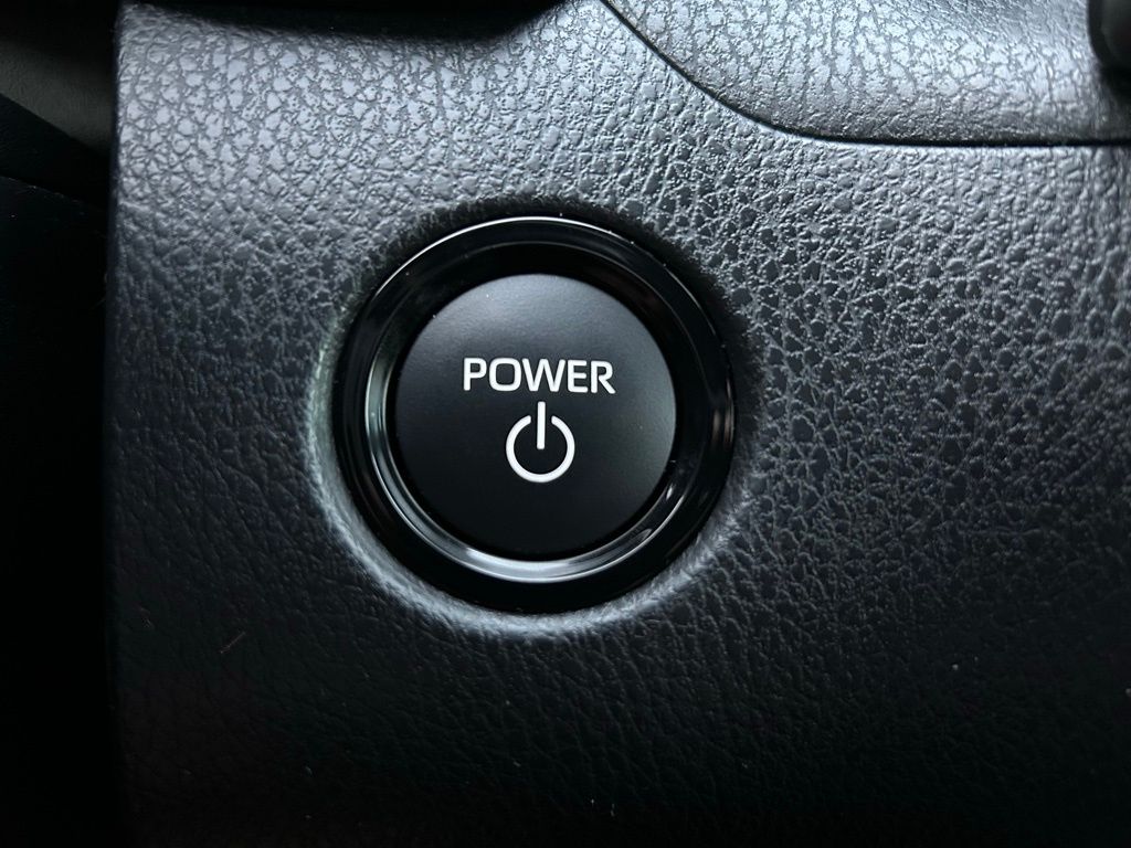 2025 Toyota Camry SE 28