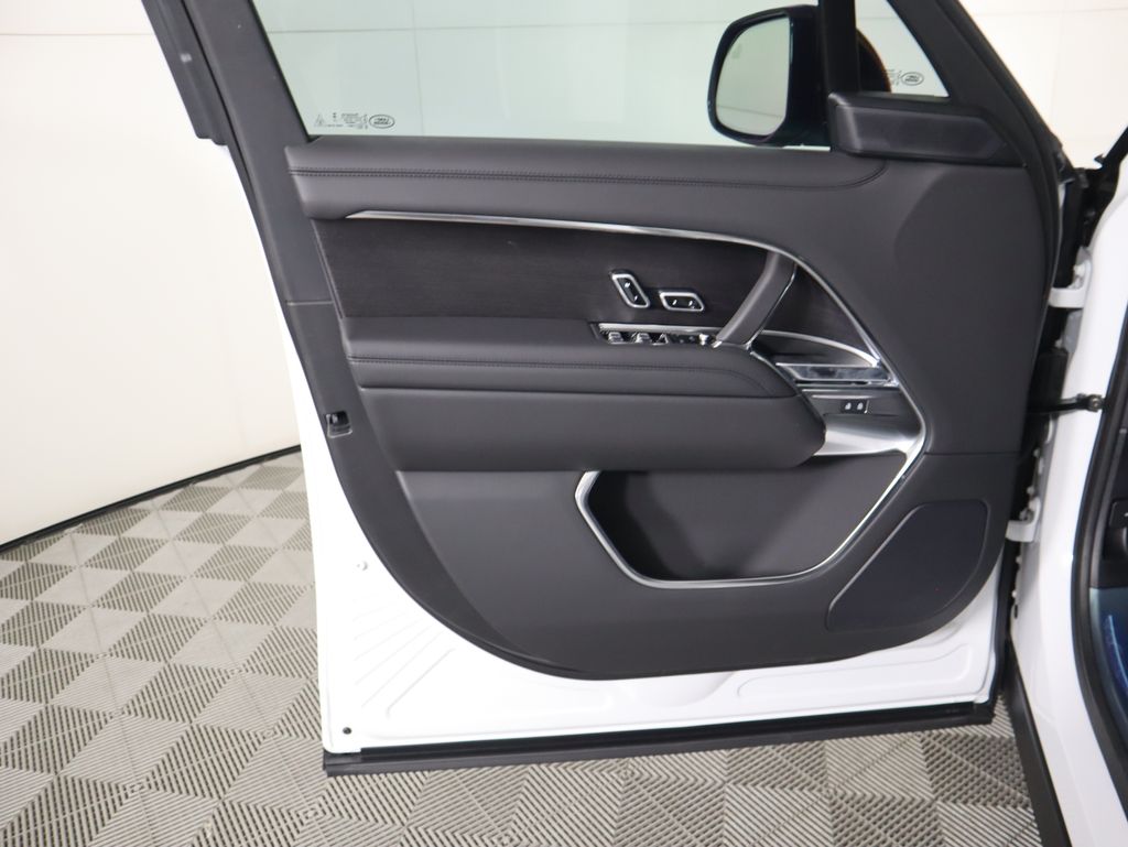 2025 Land Rover Range Rover SE 26