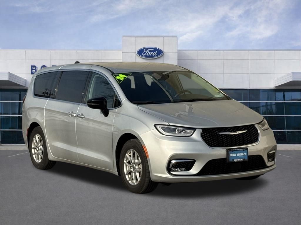 Used 2024 Chrysler Pacifica Touring L with VIN 2C4RC1BG4RR170489 for sale in Kansas City