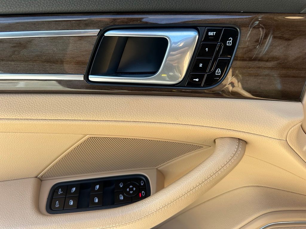 Thumbnail: 2021 Porsche Panamera - 17