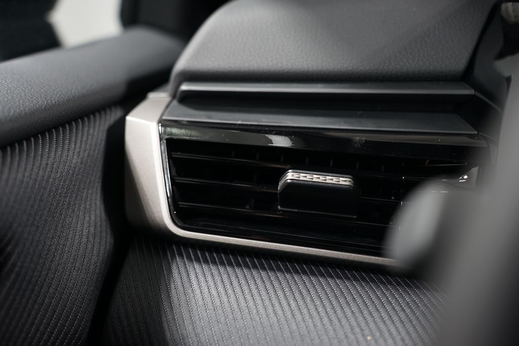 2025 Toyota Camry SE 26