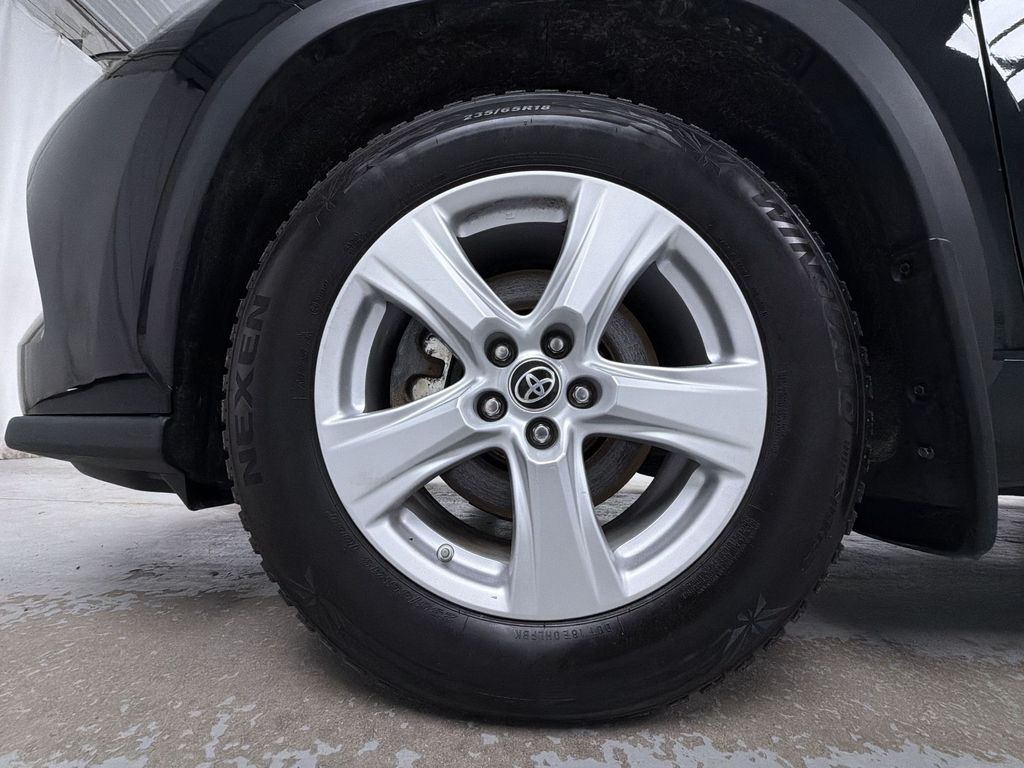 2022 Toyota Highlander LE - Photo 14