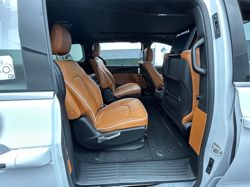 New 2026 Bright White Clearcoat Chrysler Pinnacle image 38