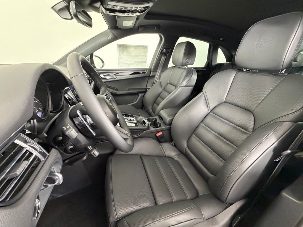 Thumbnail: 2026 Porsche Macan - 5