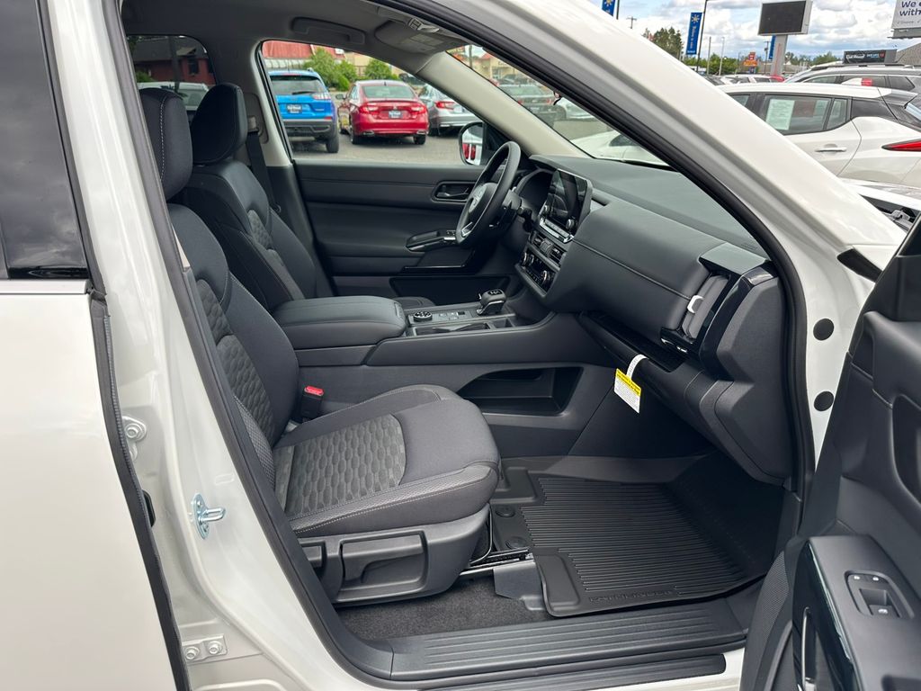 2025 Nissan Pathfinder S