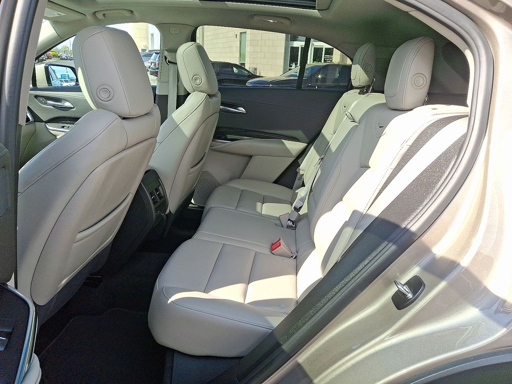 Thumbnail: 2023 Cadillac XT4 - 10