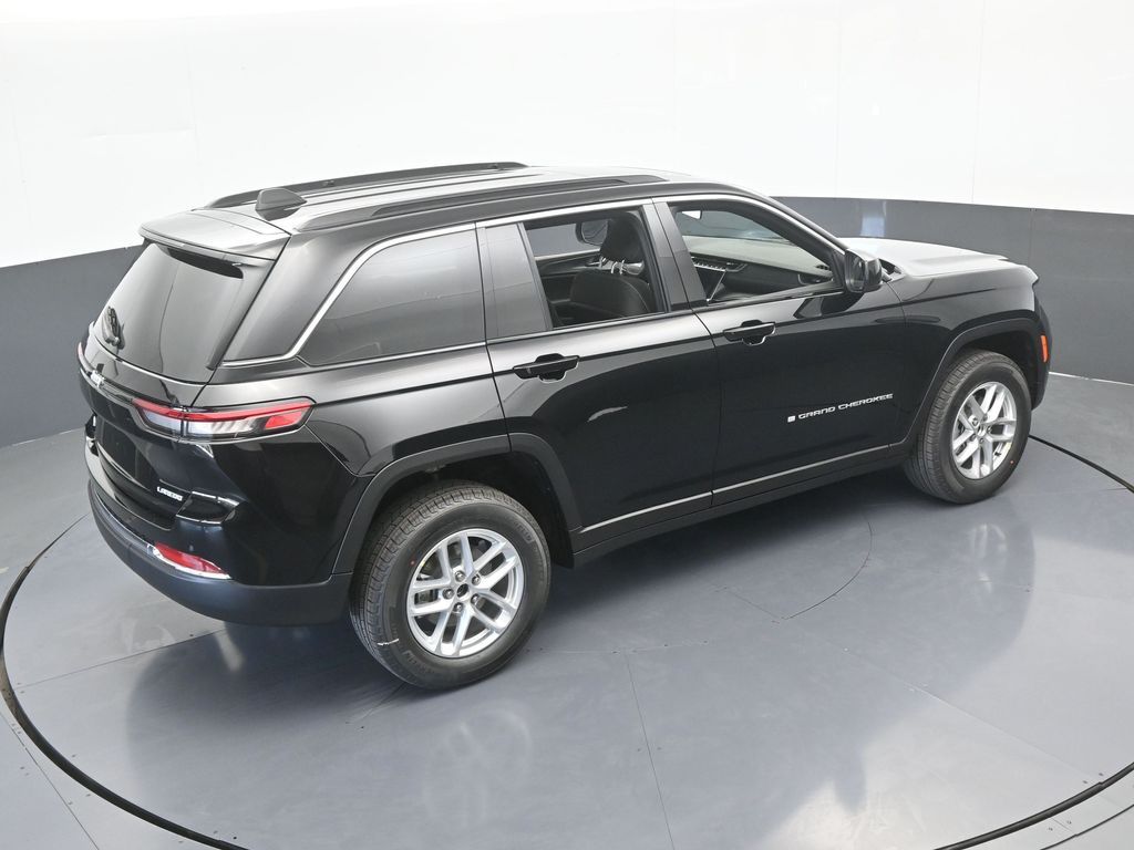 New 2026 Diamond Black Crystal Pearlcoat Jeep Laredo image 45