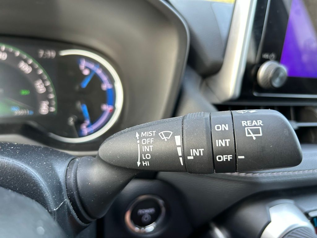2024 Toyota RAV4 XLE 27