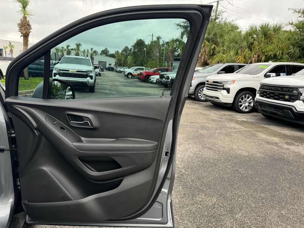 2020 Chevrolet Trax LS 31