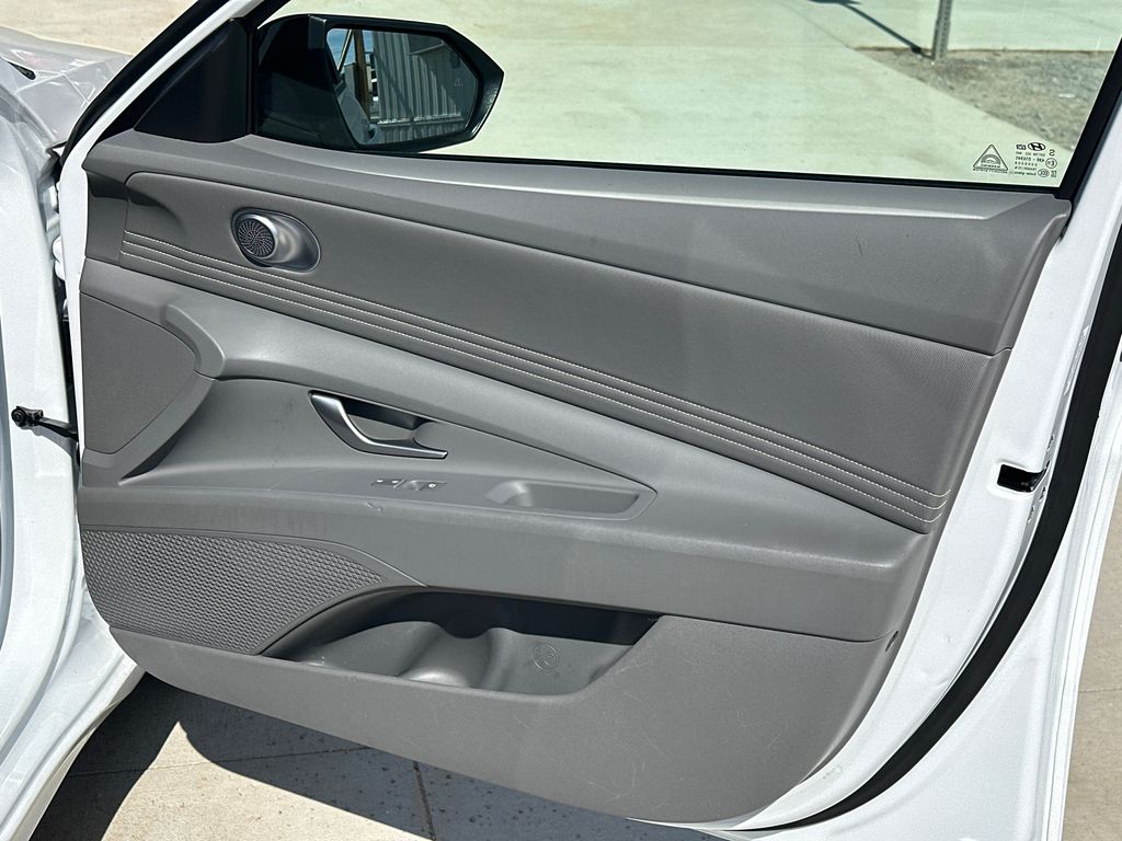 Used 2025 White Hyundai SEL Sport image 14