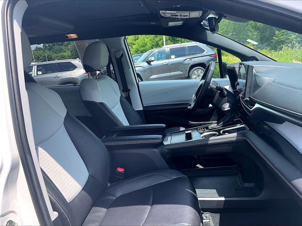 2025 Toyota Sienna — photo 11