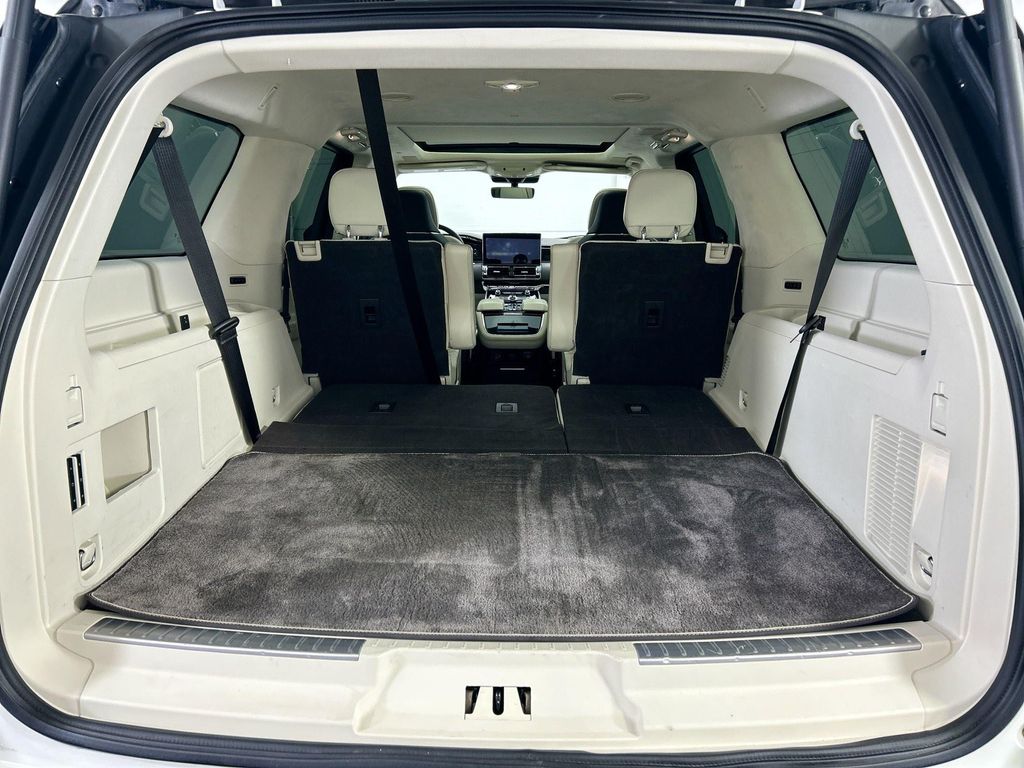 Thumbnail: 2023 Lincoln Navigator L - 31
