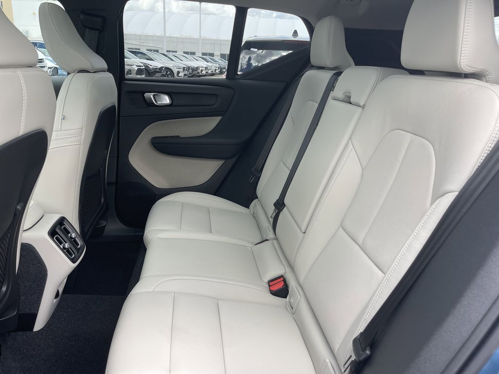 2025 Volvo XC40  photo