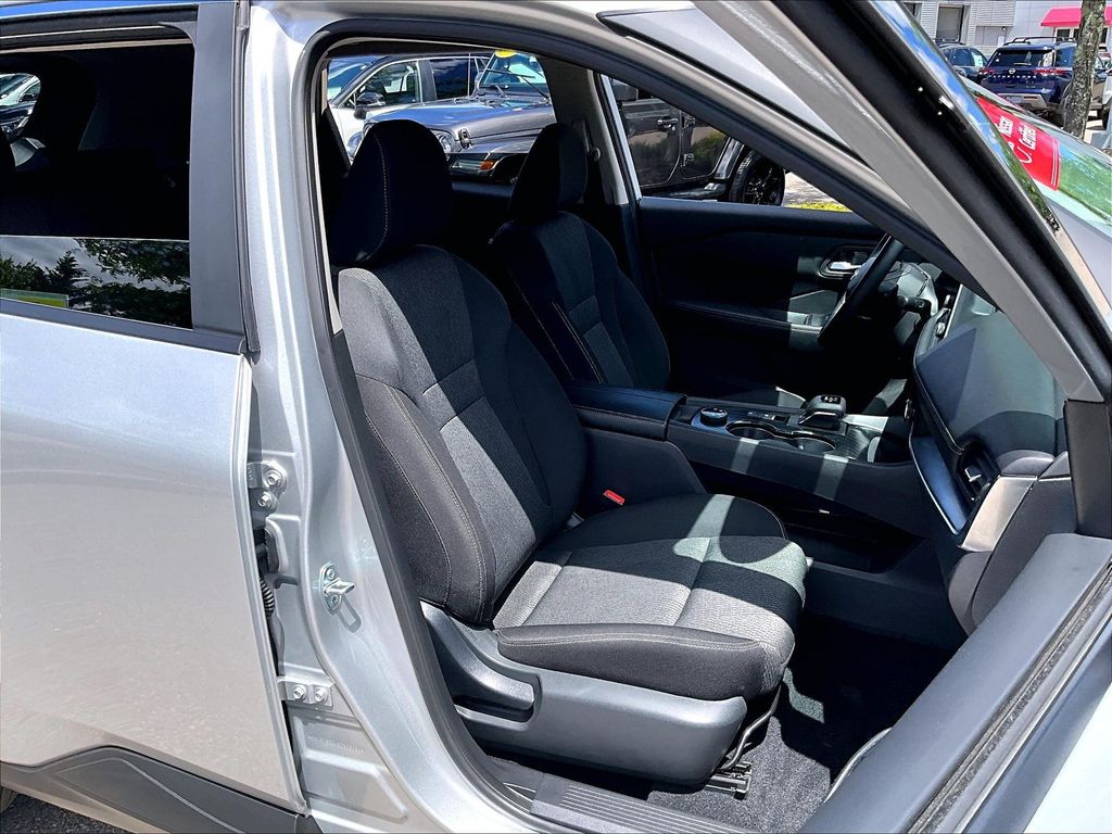 2025 Nissan Rogue — photo 11