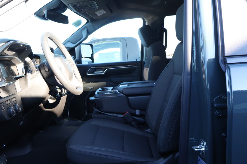 Thumbnail: 2026 Chevrolet Silverado 3500 - 13