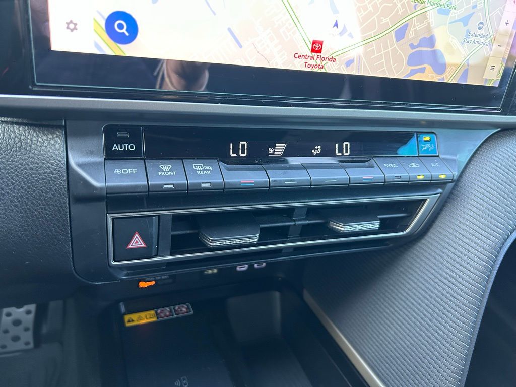 2025 Toyota Camry SE 26