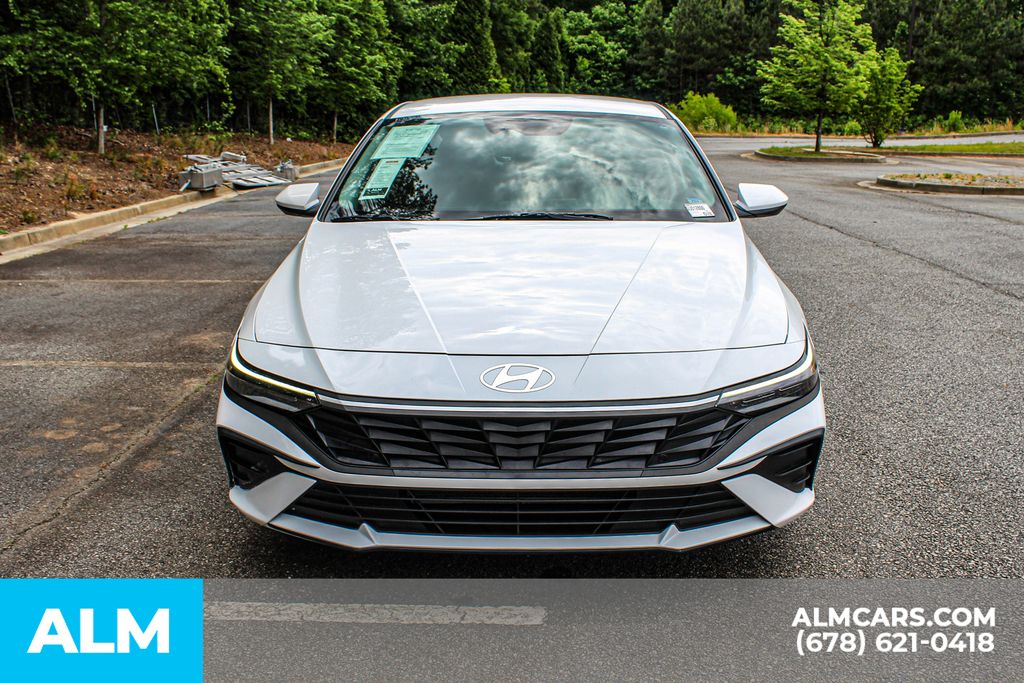 Used 2025 White Hyundai SE image 10