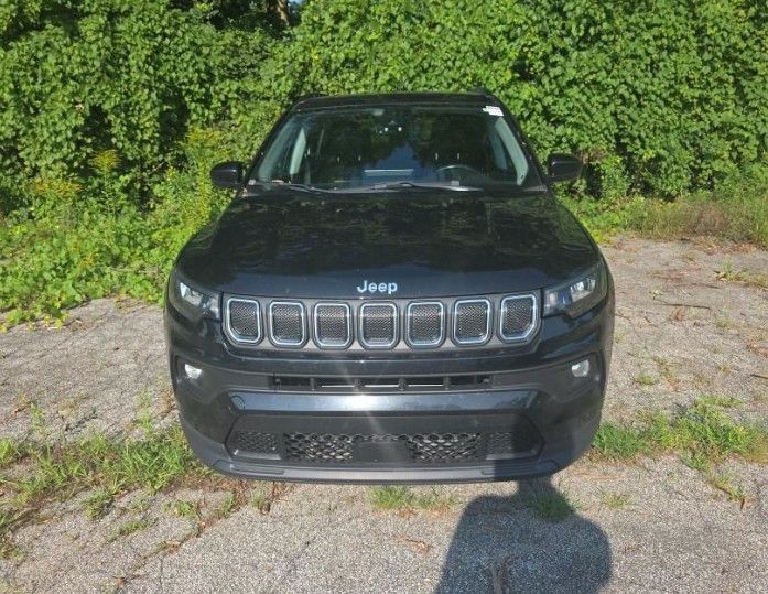 Certified Used 2022 Diamond Black Crystal Pearlcoat Jeep Latitude image 3