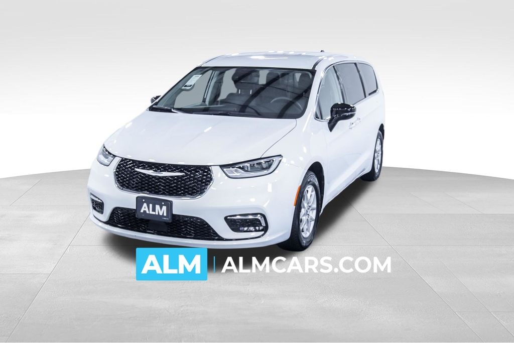 2024 Chrysler Pacifica Touring L's photo