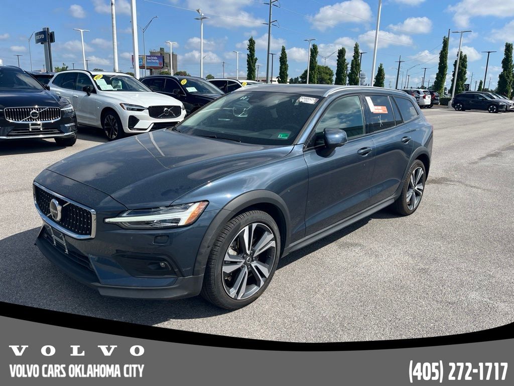 2025 Volvo V60 Cross Country B5 Plus
