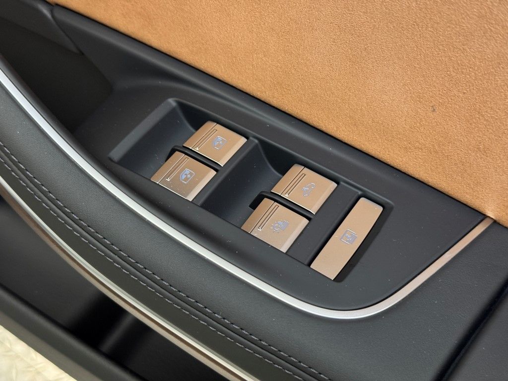 Thumbnail: 2025 Audi A8 - 27